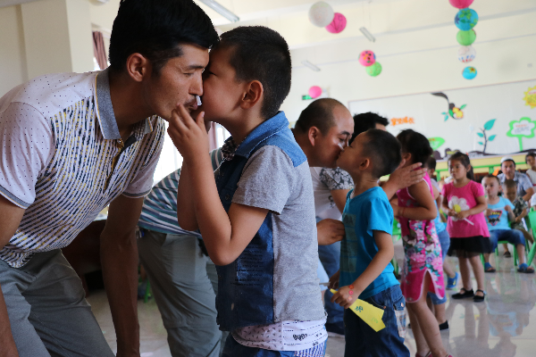 呼图壁县园户村镇双语幼儿园开展父亲节亲子活