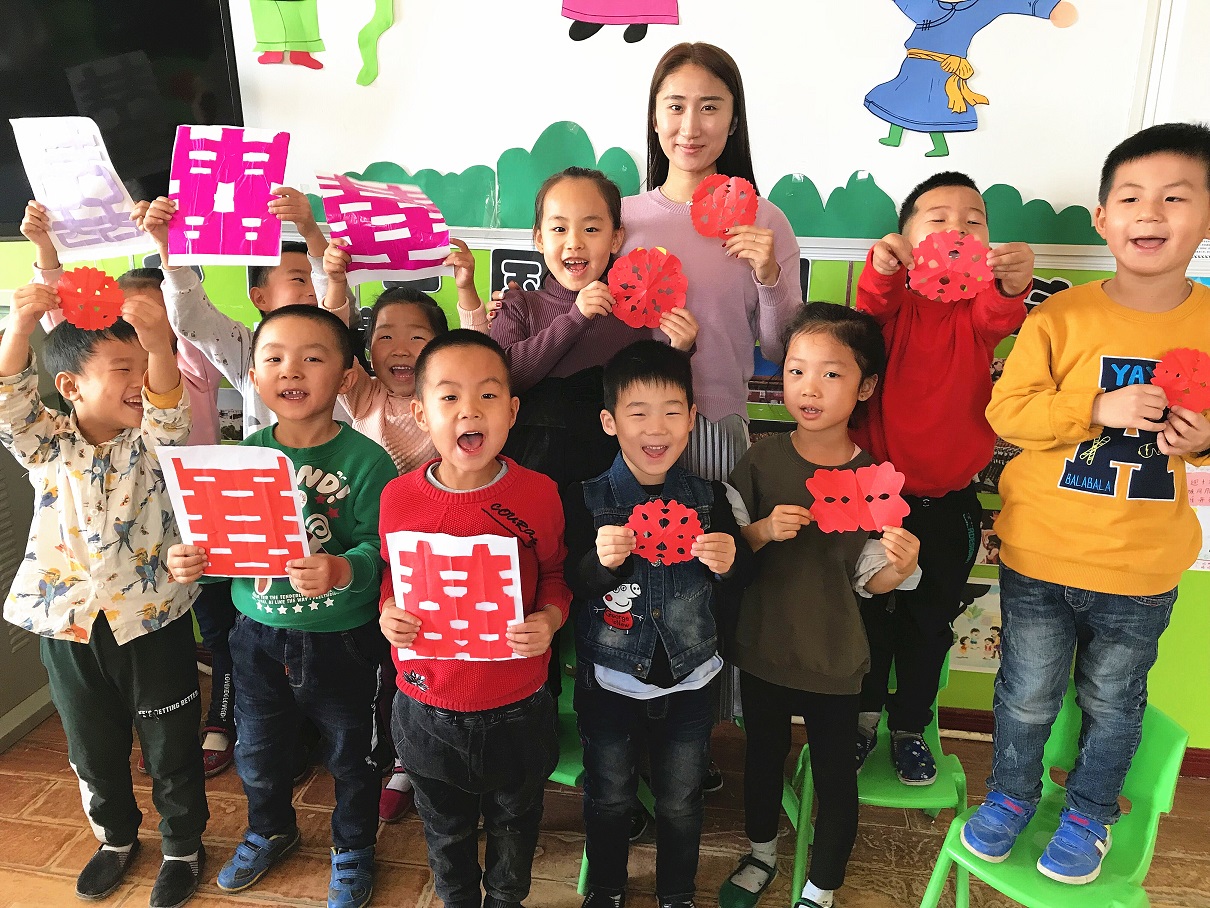 (通讯员徐欢、吴新龙)11月15日,笔者在吉木萨尔县第一双语幼儿园大九班看到,45名孩子正在老师的引导下学习剪窗花。 孩子们学着老师的样子,用彩纸折出三角形,然后再将三角形重合,最后孩子们拿着小剪刀在折叠好的彩纸上剪出自己喜欢的图案,请小朋友们轻轻地打开自己的作品看看,漂亮的窗花剪好了.