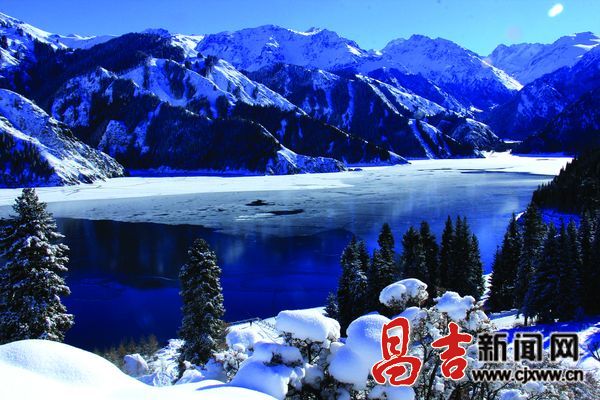 天山天池:百万平方米国际冰雪公园开放 (组图)