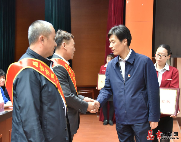 州党委常委,昌吉市委书记孟凡刚为荣获昌吉市"五一"劳动奖状的单位