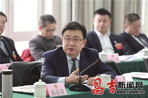 政协委员朱建新就改善企业经商环境发言.