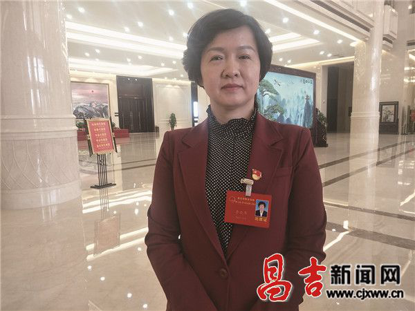 州人大代表,玛纳斯县园艺场党委书记李晓萍