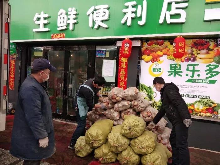 玛纳斯县一蔬菜便利店正在购进大量各类蔬菜