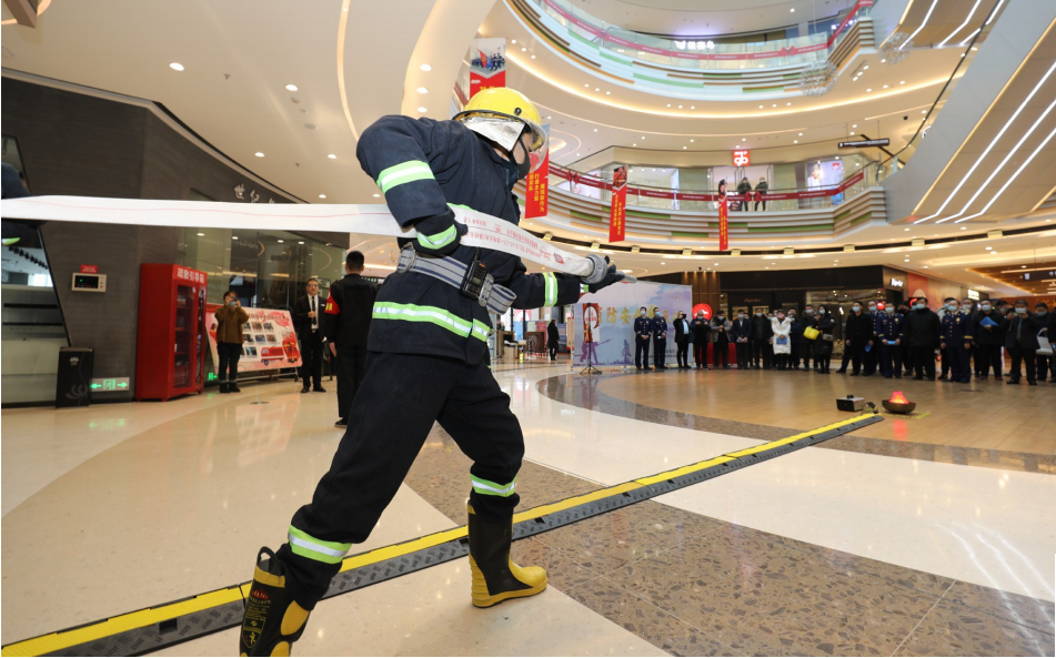 昌吉市汇嘉时代购物中心商场消防人员在演练火灾现场紧急扑救(图)